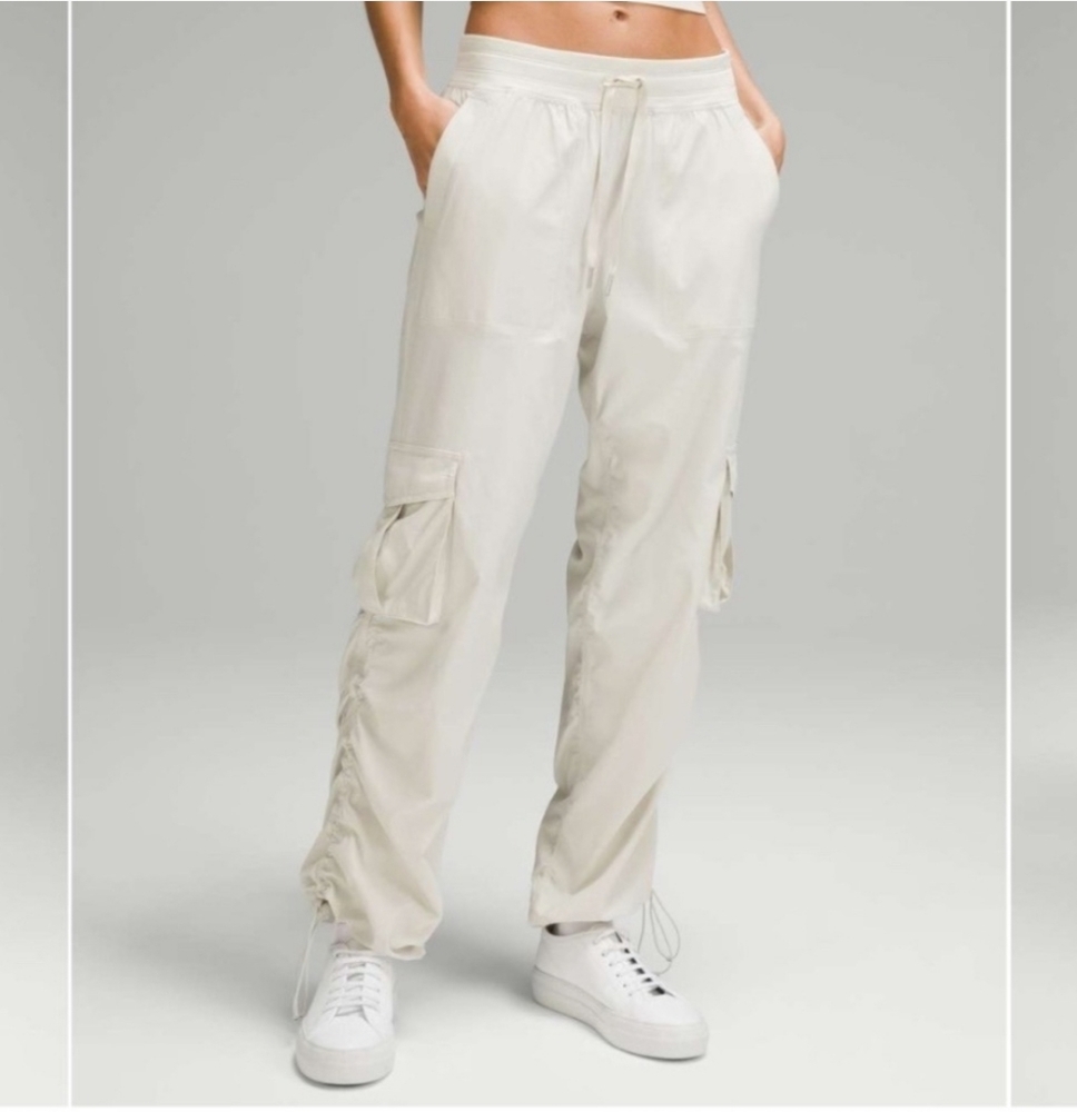 Lululemon Athletica Dance Studio Relaxed Fit Mid Rise Cargo Pants in Bone Sz XS